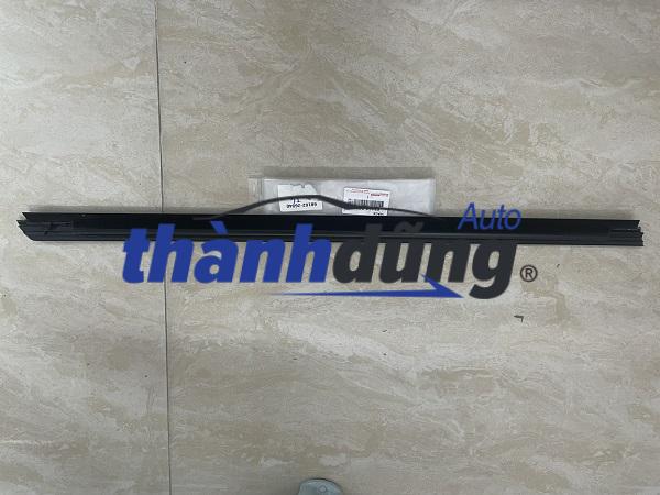 NẸP CHÂN KÍNH TOYOTA HIACE 2010-2012