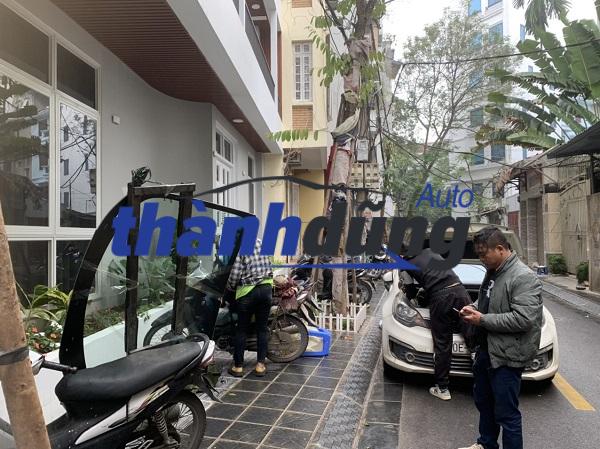 KÍNH CHẮN GIÓ TRƯỚC KIA RIO 2013