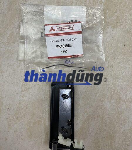 TAY MỞ BÁNH DỰ PHÒNG MITSUBISHI JOLIE