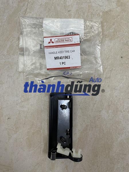 TAY MỞ BÁNH DỰ PHÒNG MITSUBISHI JOLIE