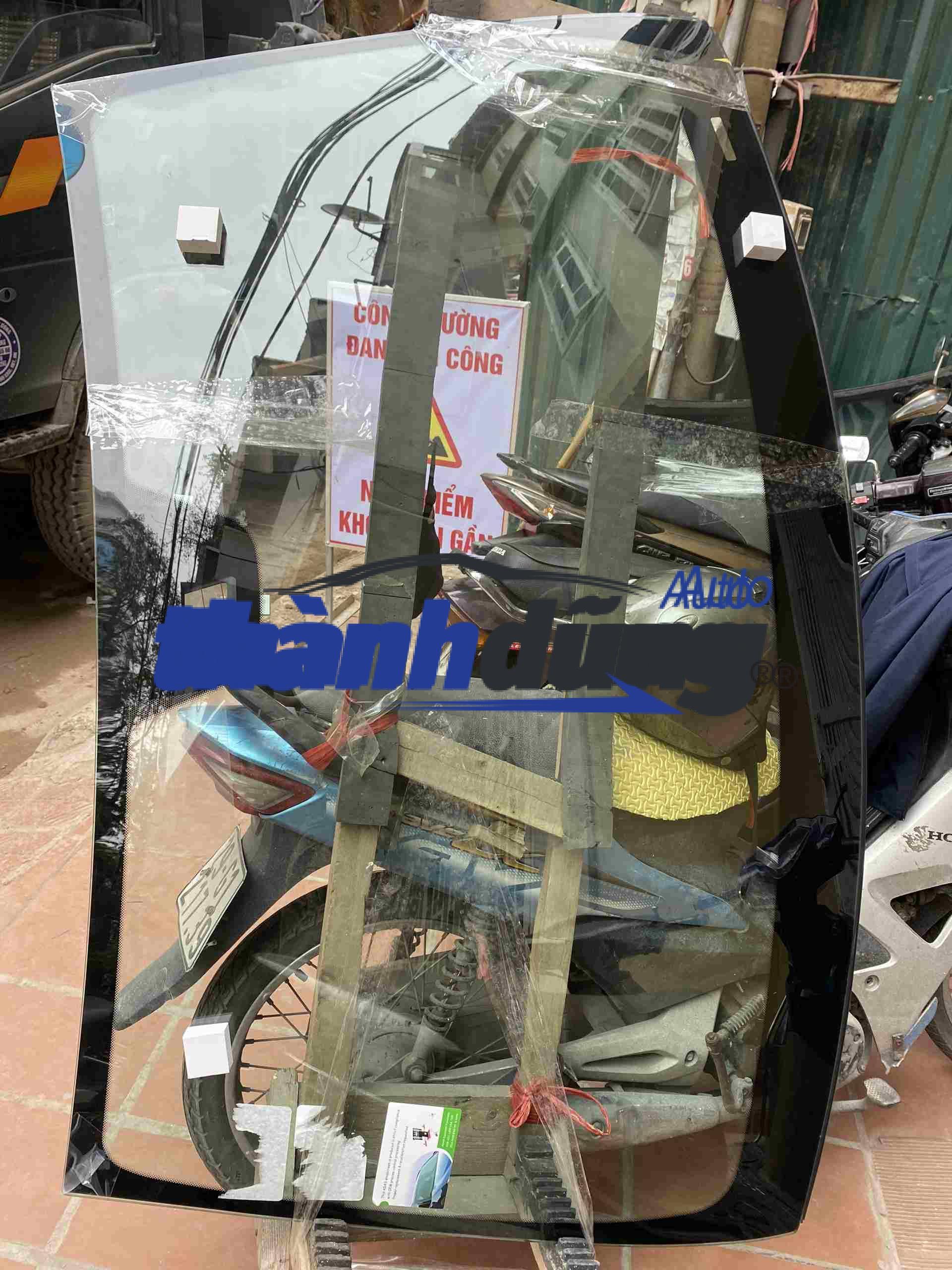 KÍNH CHẮN GIÓ MERCEDES GLC63 AMG