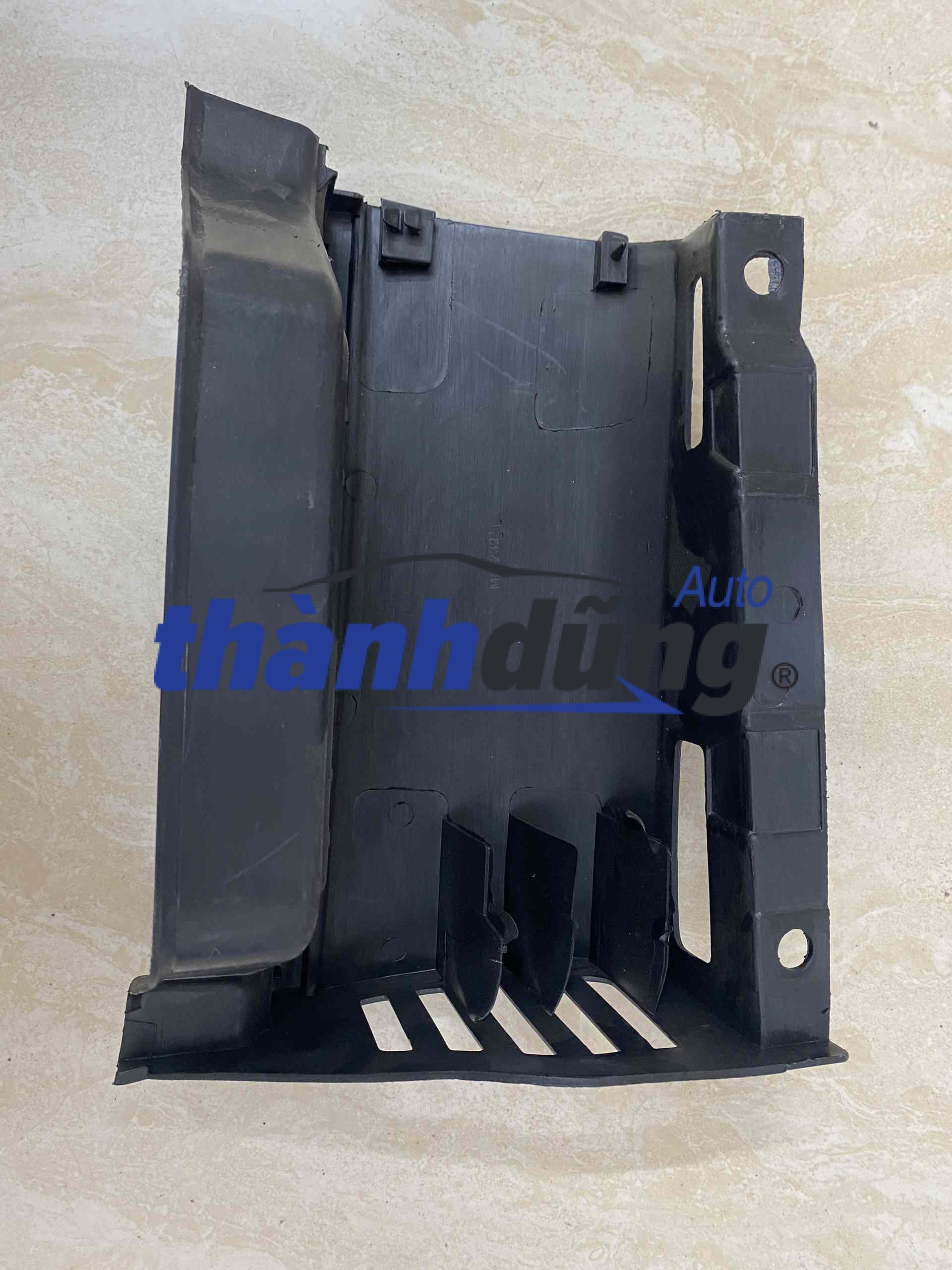 BỆ BƯỚC TOYOTA HIACE 2011