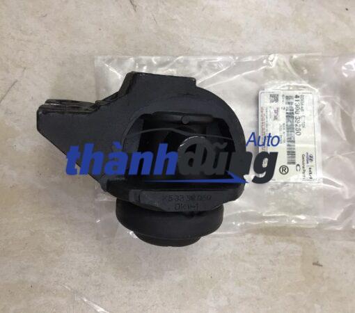 CHÂN ĐẦU MÁY KIA CARNIVAL 2.5L 2005 | 0K55839060A