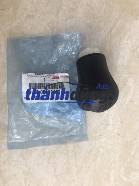 TAY NẮM CẦN SỐ XE TOYOTA INNOVA 2015 | 335040K150C0 - Ảnh 2