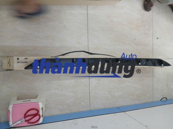 CÁNH GIÓ BƯỞNG SAU NISSAN NAVARA 2009